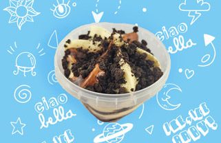 Cookies Becher Milcheis mit Keksbröseln, Schokolade im Becher.