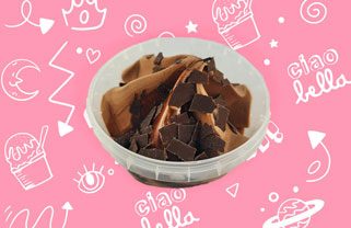 Schokobecher Schokoladeneis mit Schokoladenstückchen in einer kleinen Schüssel auf pinkem Hintergrund.